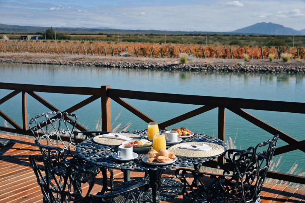 Café da manhã no deck com vista para os vinhedos e o lago